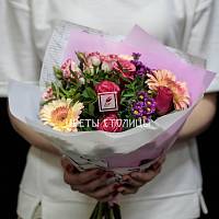 Нежный букет с розами и герберами