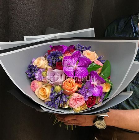 Букет с розами, вероникой и орхидеей