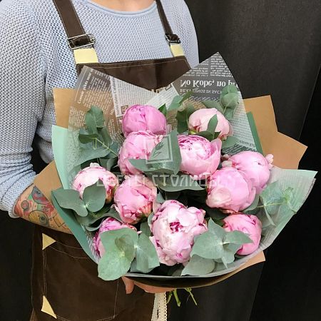 Букет розовых пионов с эвкалиптом
