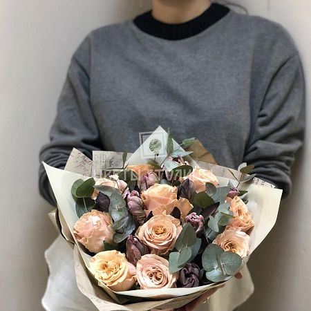 Букет с розами и тюльпанами брауни 