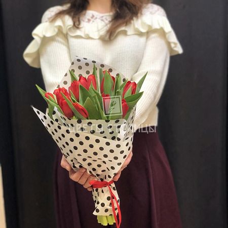 Букет красных тюльпанов в стильной упаковке