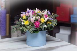 Букет из цветов в коробке на 8 марта