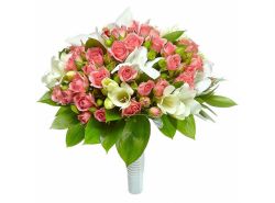 Интересные флористические сочетания: букет из кустовых роз и лилий