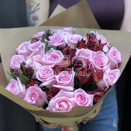 Розовые розы с альстромерией