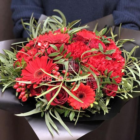Букет с красными розами, герберами и  эвкалиптом