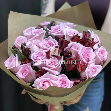 Розовые розы с альстромерией