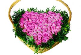 Цветочная корзина в виде сердца на день Святого Валентина