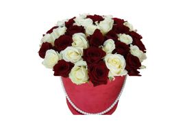 Цветы в коробке: розы красные или белые