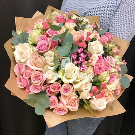 Букет с кремовыми, розовыми и белыми розами