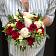 Букет невесты с красными розами и белыми фрезиями