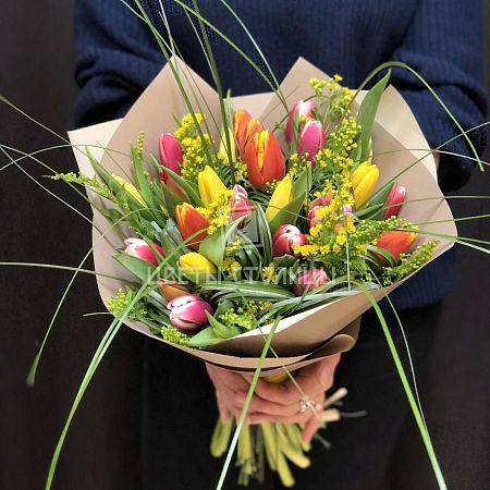 Букет тюльпанов с декоративной зеленью