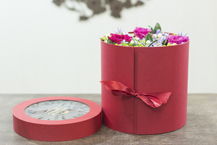 Кто придумал дарить букет цветов в круглой коробке?