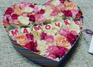 Цветы для мамы в коробке 