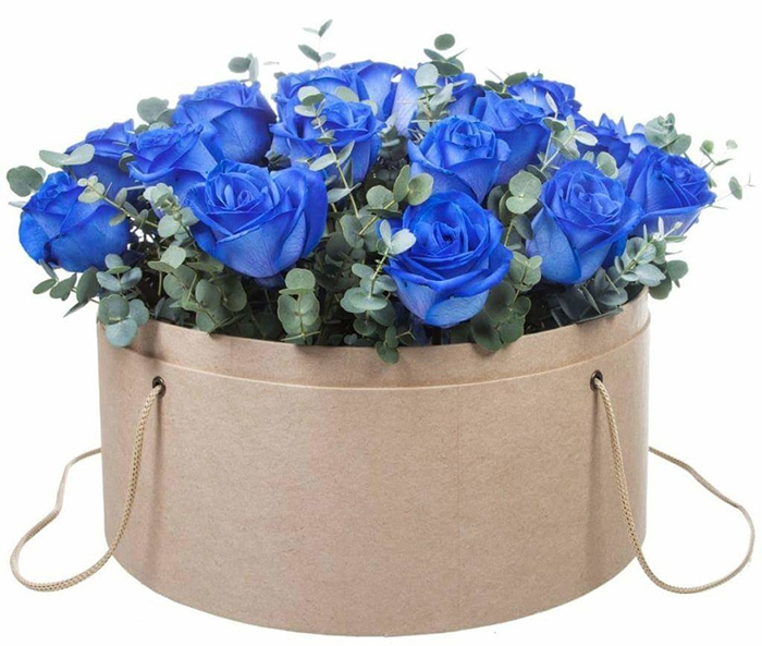 Букет из синих роз и лилий для мужчины на 23 февраля
