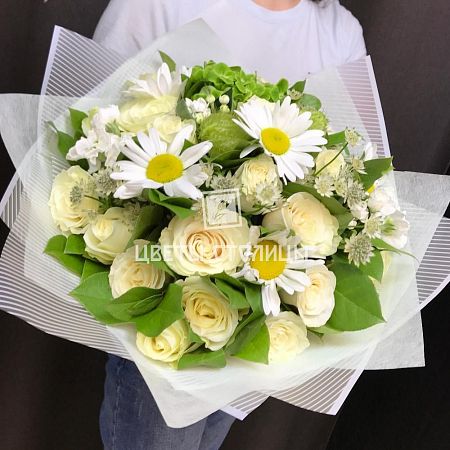 Бело-зелёный букет с розами и ромашками