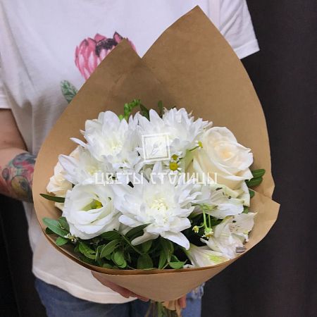 Белый букетик с розами и альстромерией 