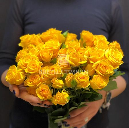 Букет из желтых кустовых роз
