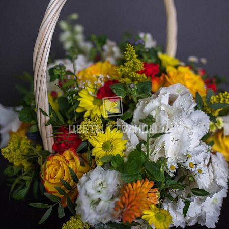 Солнечная корзина с яркими цветами
