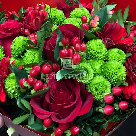Букет с красными розами, герберой и хризантемой