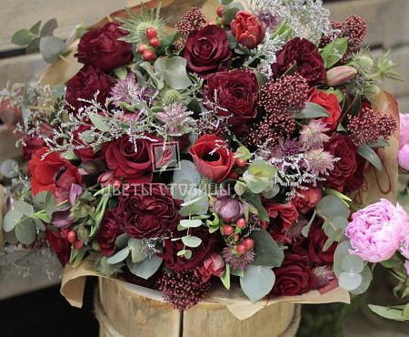 Букет  из экзотических цветов с пионовидной розой