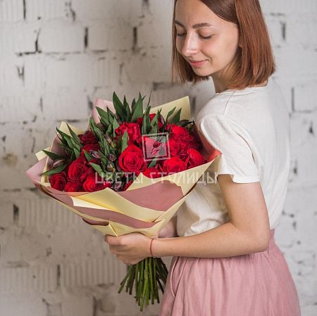 Классический букет с розами и альстромерией