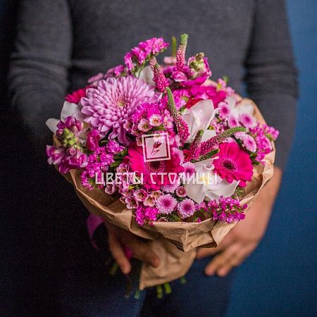Букет с герберами и хризантемой в розовых тонах 