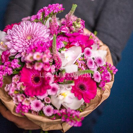 Букет с герберами и хризантемой в розовых тонах 