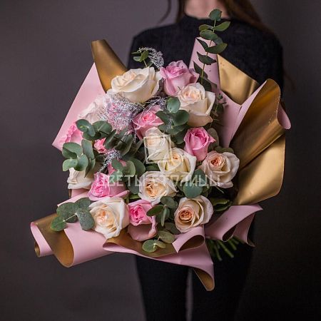 Элегантный букет с пионовидными розами и эвкалиптом