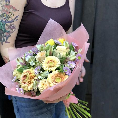Букет с герберами, хризантемой сантини и розами