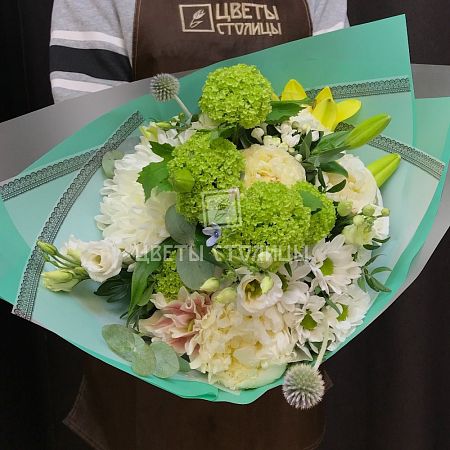 Бело-зелёный букет с хризантемой и лилией