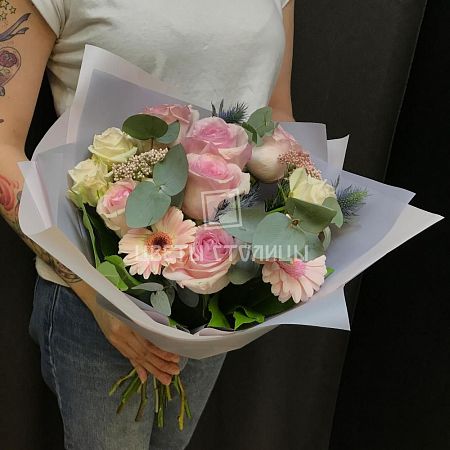 Букет с розовыми розами и дымчатым эвкалиптом 