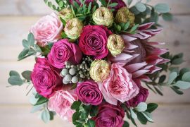 Красивый букет пионовидных роз