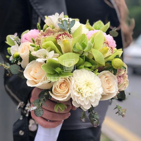 Букет невесты с кремовыми розами и орхидеями
