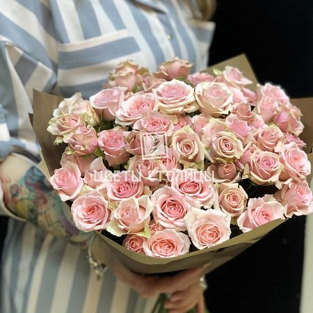 Букет розовых кустовых роз