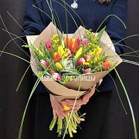 Букет тюльпанов с декоративной зеленью