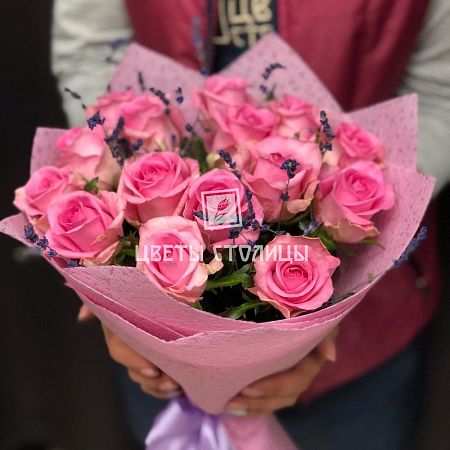 Розовые розы с лавандой