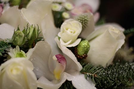 Новогодняя композиция с розами и орхидеями
