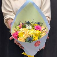 Букет с разноцветными розами и эрингиумом