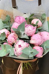 Букет розовых пионов с эвкалиптом