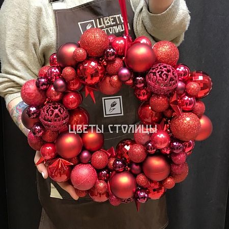 Венок ручной работы из шариков новогодних