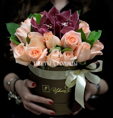 Композиция в шляпной коробке из роз с орхидеями