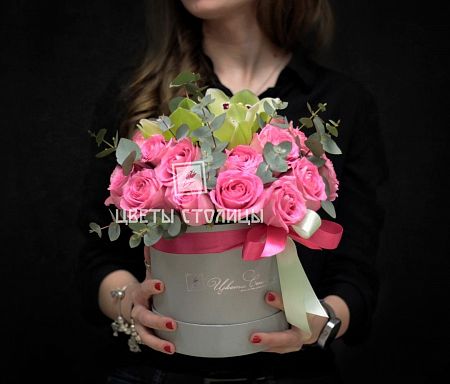 Нежная композиция из роз и орхидей в шляпной коробке