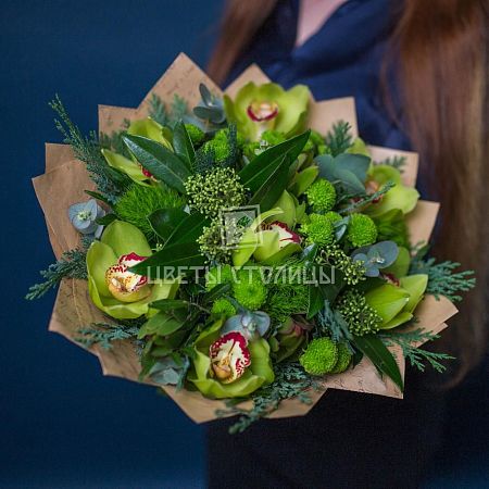 Сочно-зеленый букет с орхидеей 