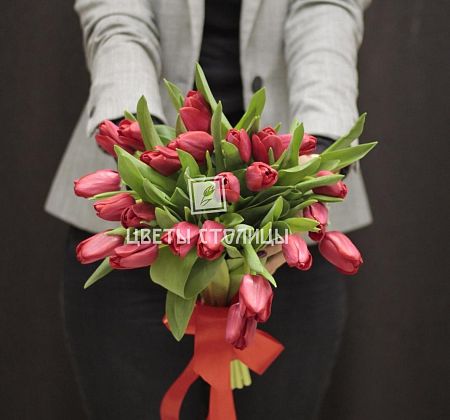 Букет бордовых тюльпанов