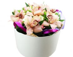 Шляпная коробка с орхидеями для экстравагантной девушки
