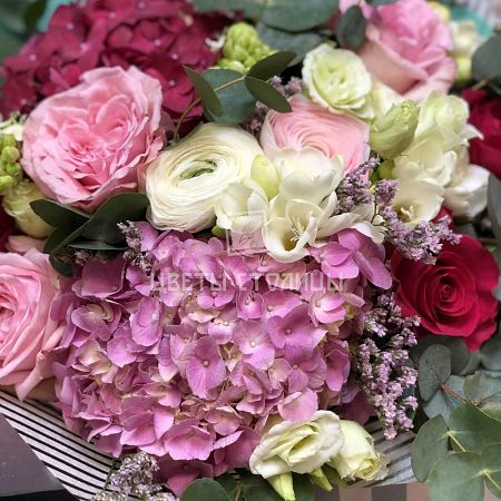 Букет с гортензиями и розовыми розами