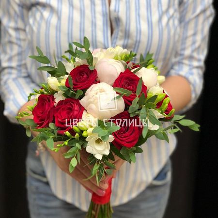 Букет невесты с красными розами и белыми фрезиями