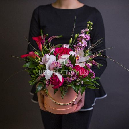 Розы и орхидея в шляпной коробке