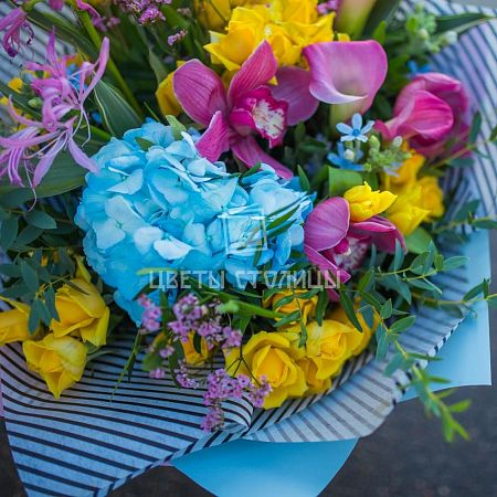 Красочный букет с гортензией, каллами и орхидеей