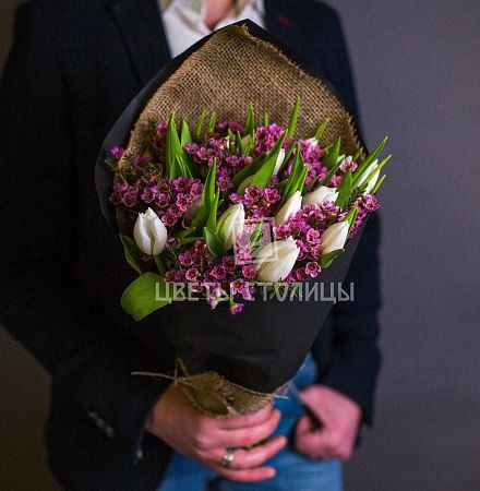 Букет тюльпанов с хамелациумом 